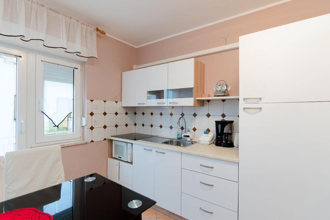 Apartments And Room Mirjana Драмал Екстериор снимка