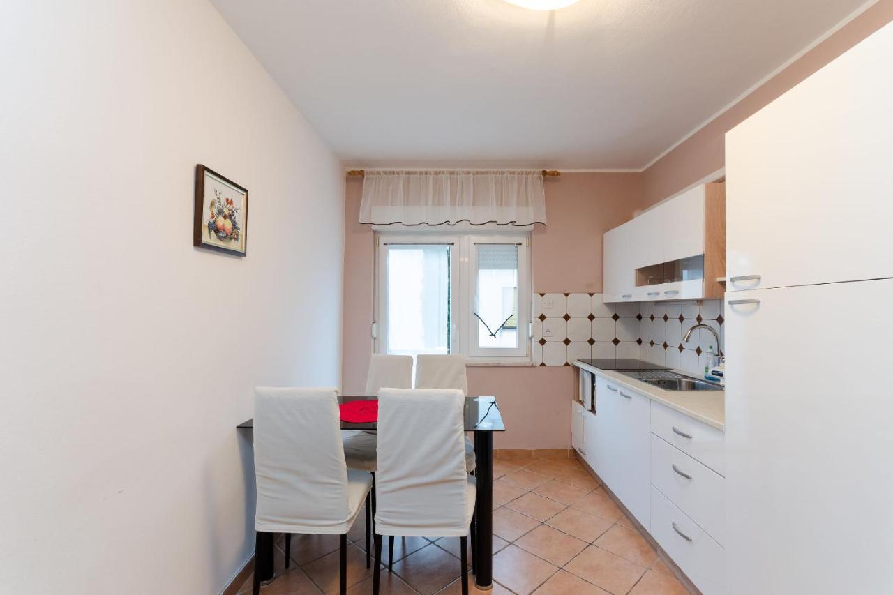 Apartments And Room Mirjana Драмал Екстериор снимка
