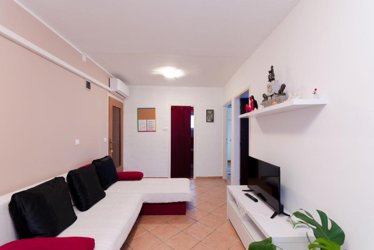 Apartments And Room Mirjana Драмал Екстериор снимка