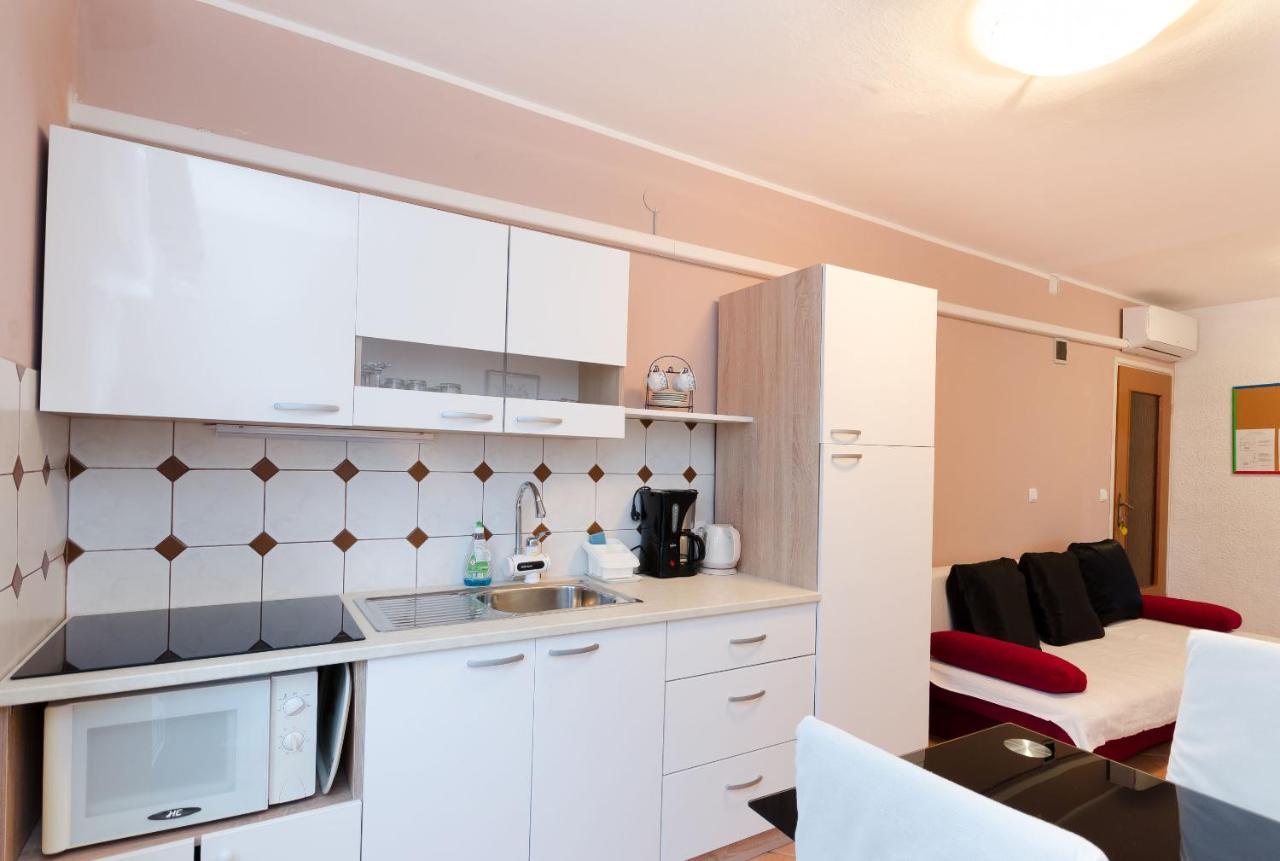 Apartments And Room Mirjana Драмал Екстериор снимка