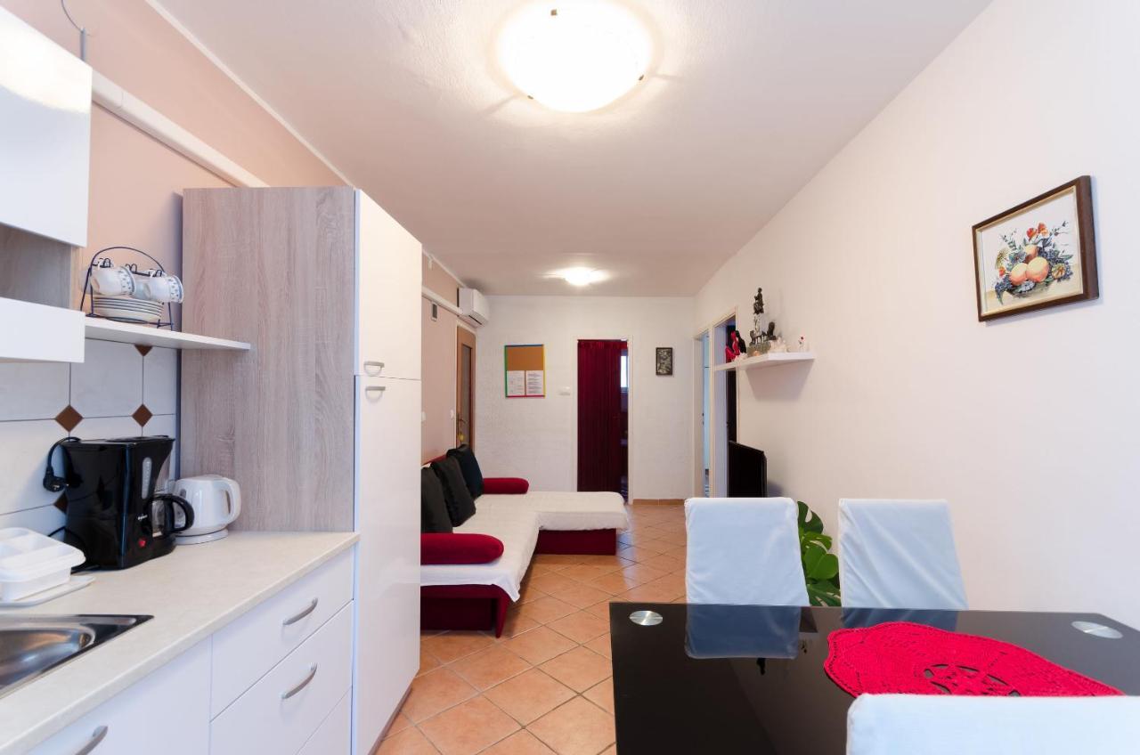 Apartments And Room Mirjana Драмал Екстериор снимка