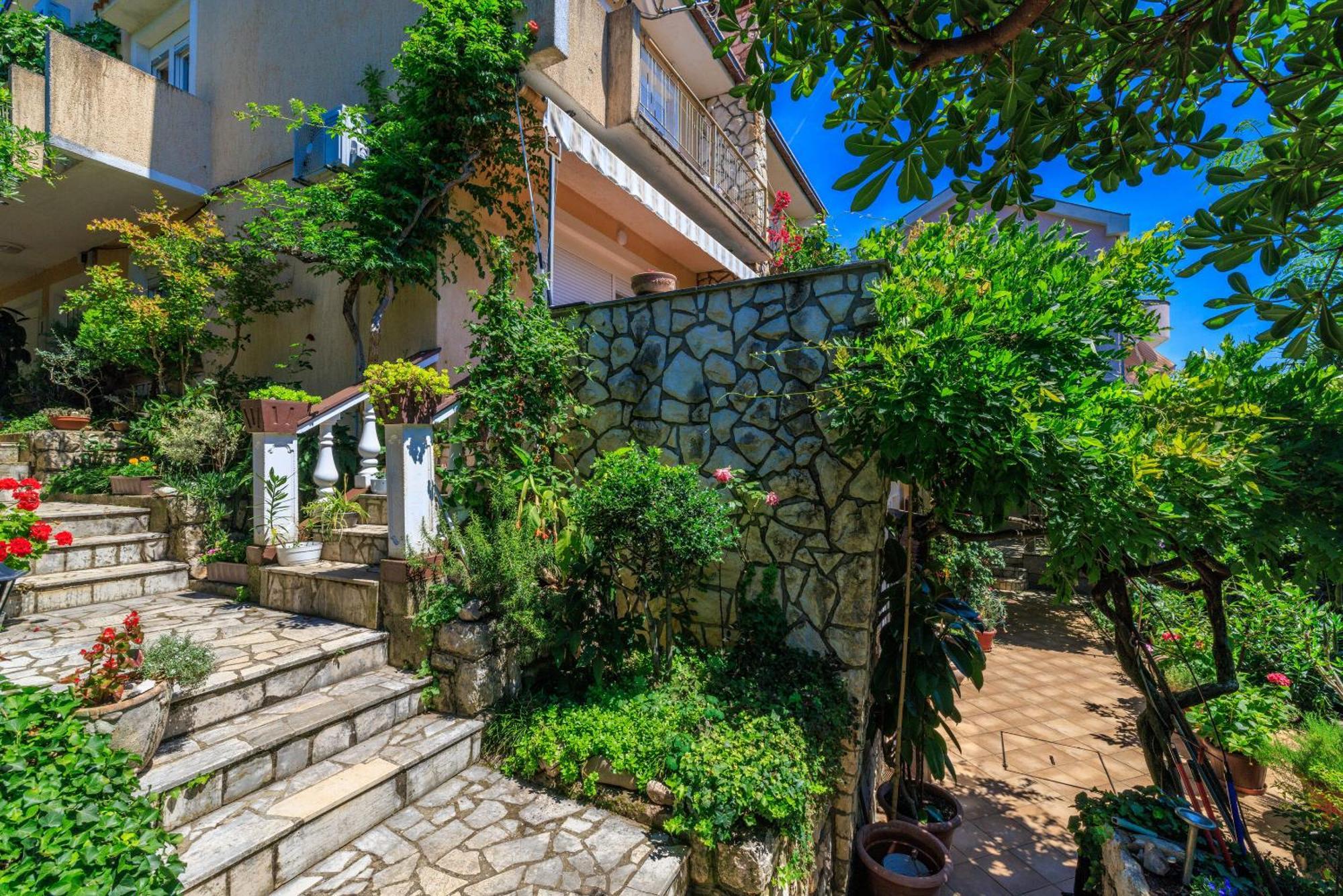 Apartments And Room Mirjana Драмал Екстериор снимка