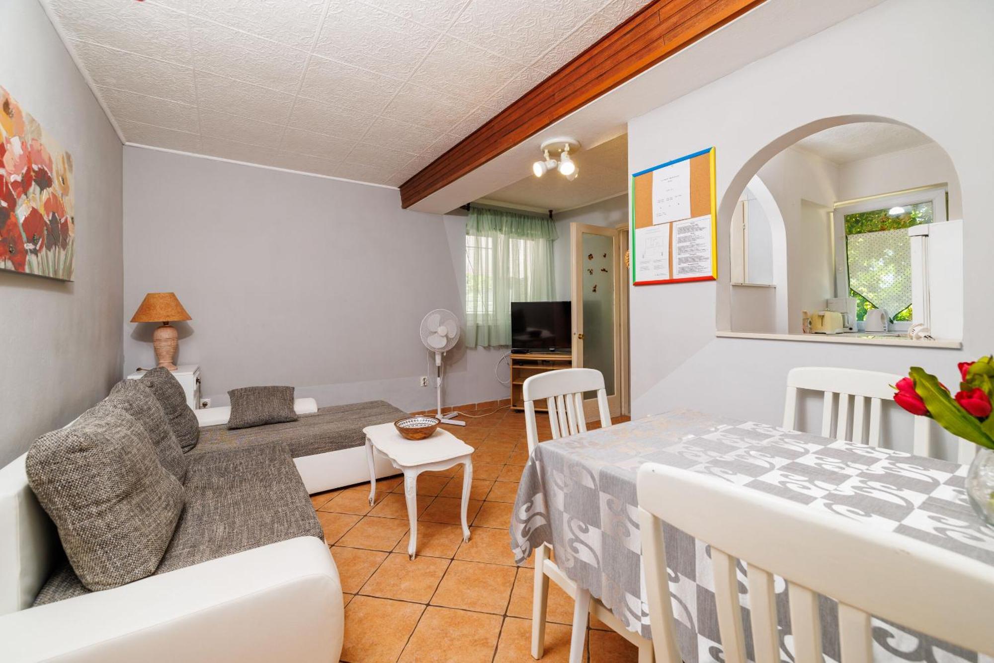 Apartments And Room Mirjana Драмал Екстериор снимка