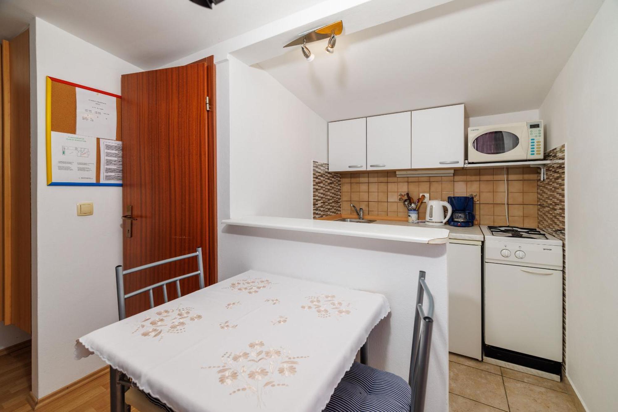 Apartments And Room Mirjana Драмал Екстериор снимка