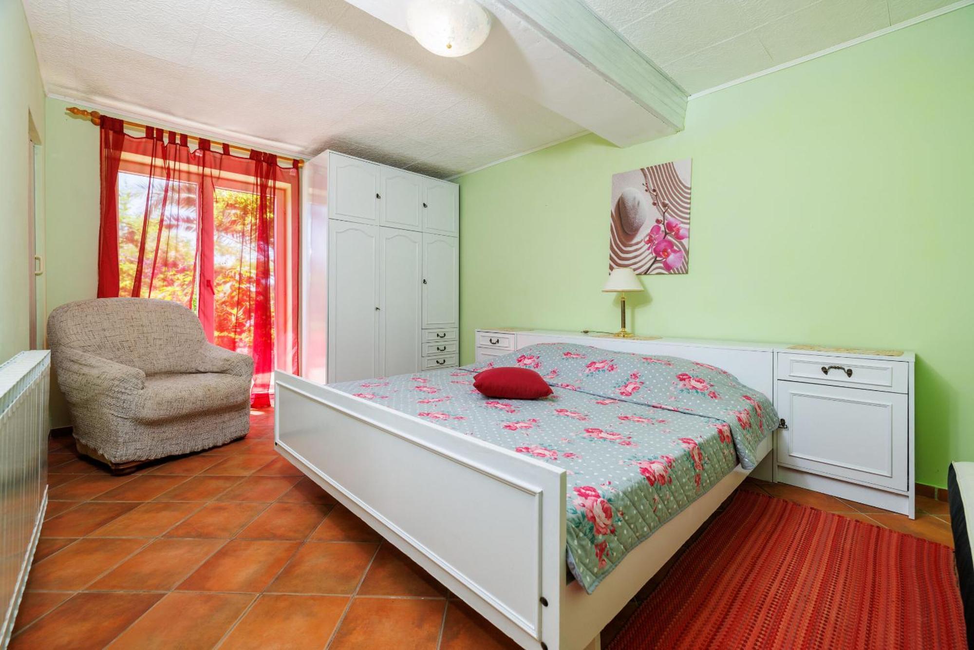 Apartments And Room Mirjana Драмал Екстериор снимка