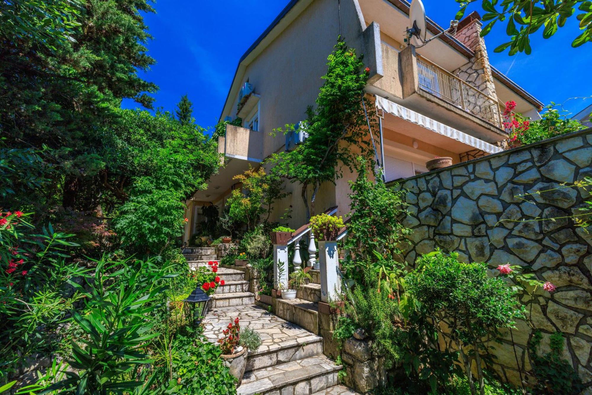 Apartments And Room Mirjana Драмал Екстериор снимка