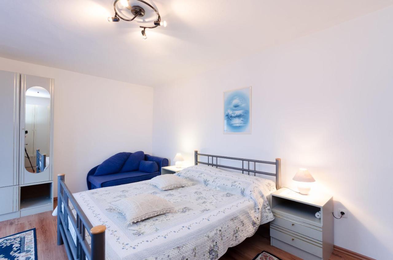 Apartments And Room Mirjana Драмал Екстериор снимка