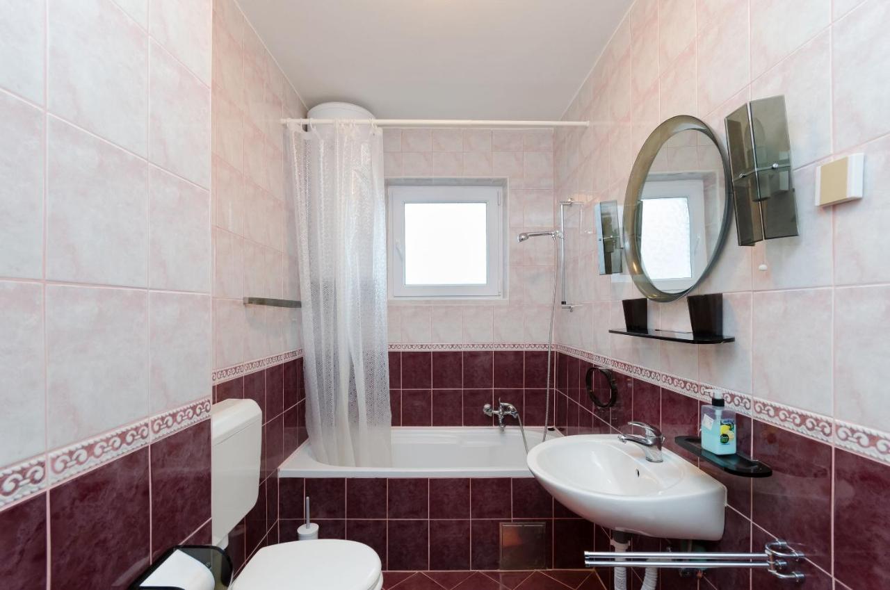 Apartments And Room Mirjana Драмал Екстериор снимка